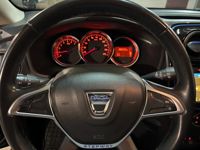 Dacia Sandero 0.9i AVTOMATIK SWISS, снимка 13 - Автомобили и джипове - 52886912
