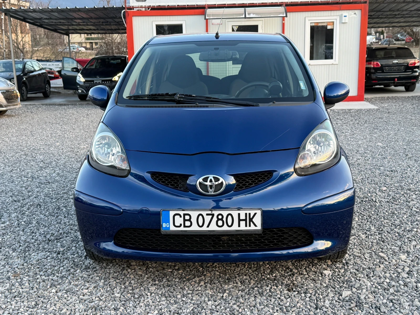 Toyota Aygo 1.0i 12V (67 кс)Automatic/Климатик/Два к-та джанти - изображение 2