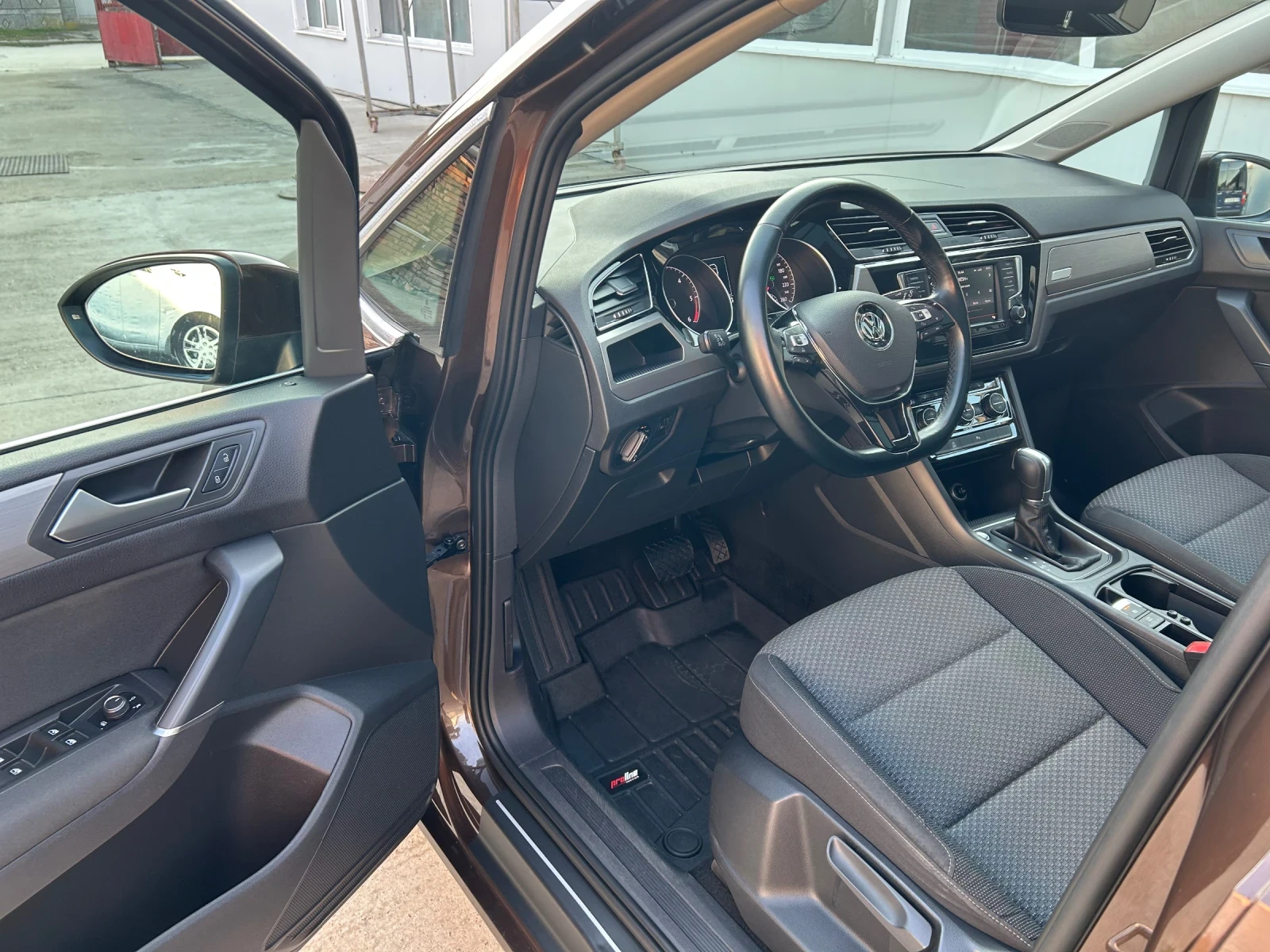 VW Touran, снимка 9 - Автомобили и джипове - 53876073