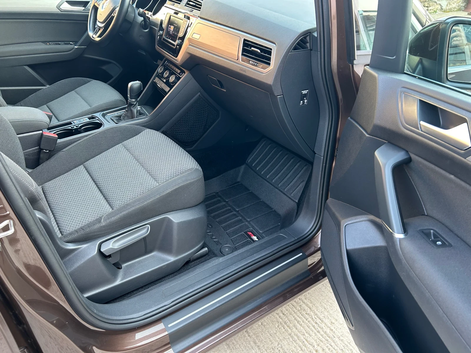 VW Touran, снимка 8 - Автомобили и джипове - 53876073