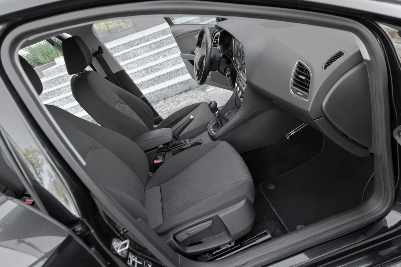 Seat Leon 1.6 TDI full LED, снимка 13 - Автомобили и джипове - 54372521