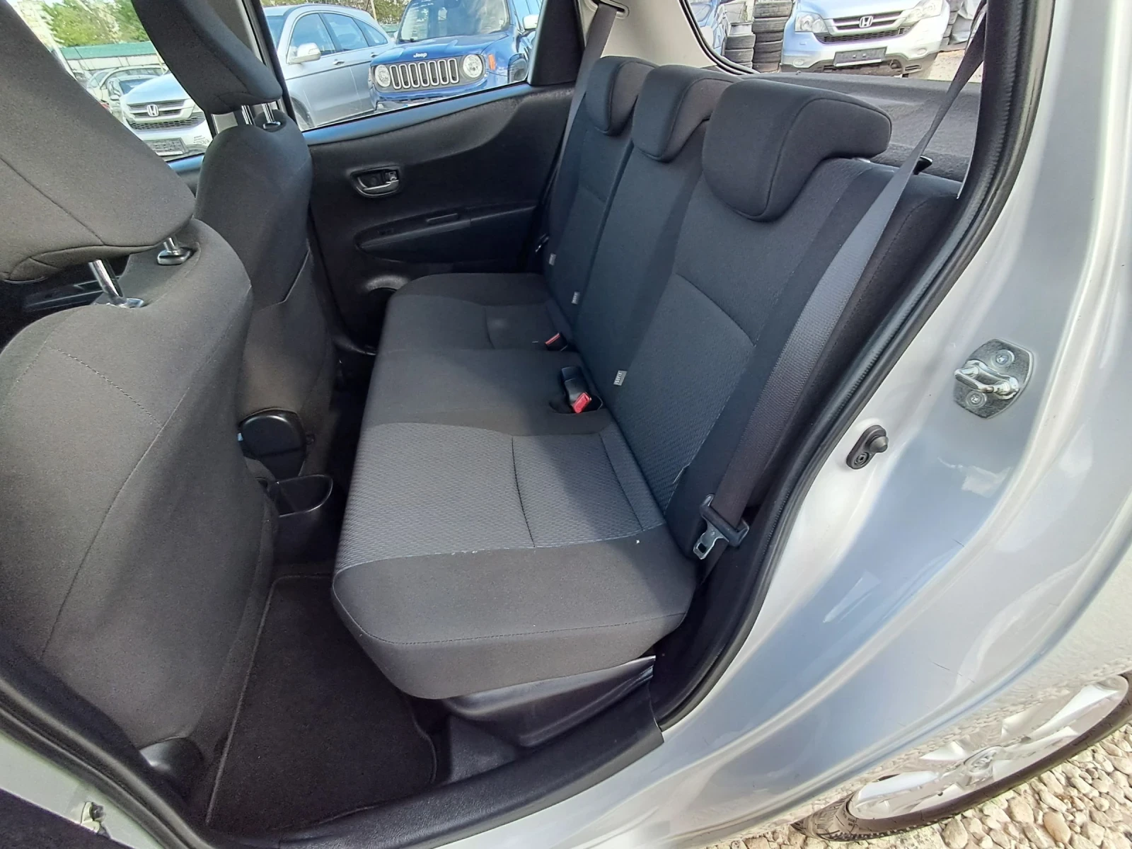 Toyota Yaris 1.5HYBRID, снимка 11 - Автомобили и джипове - 54615339