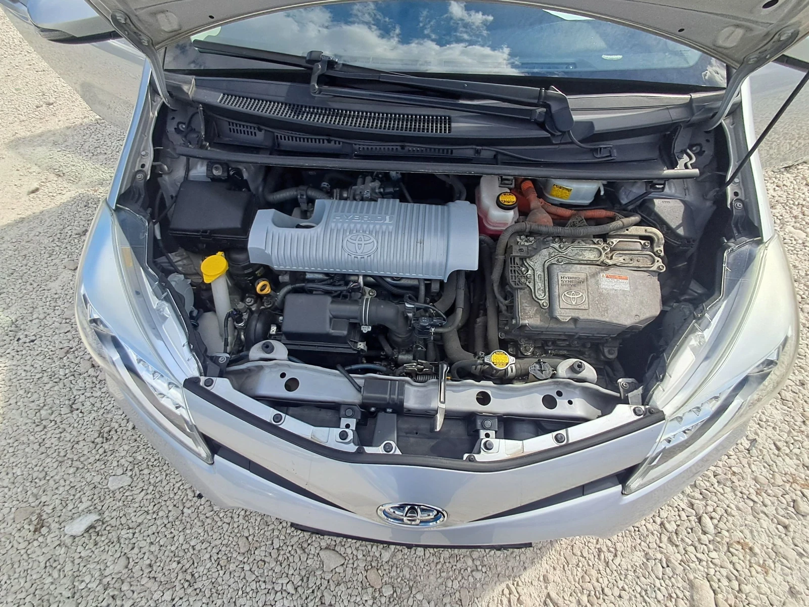 Toyota Yaris 1.5HYBRID, снимка 13 - Автомобили и джипове - 54615339