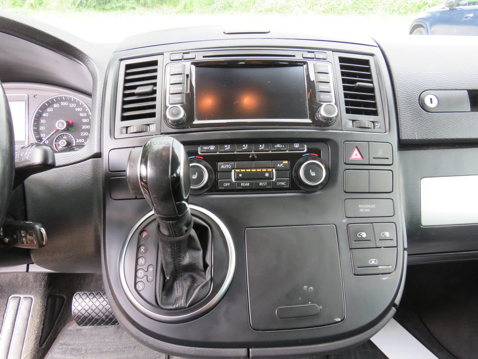 VW Multivan * 2.0TDI DSG 4X4 HIGHLINE LED 7-МЕСТЕН* , снимка 17 - Автомобили и джипове - 54977463