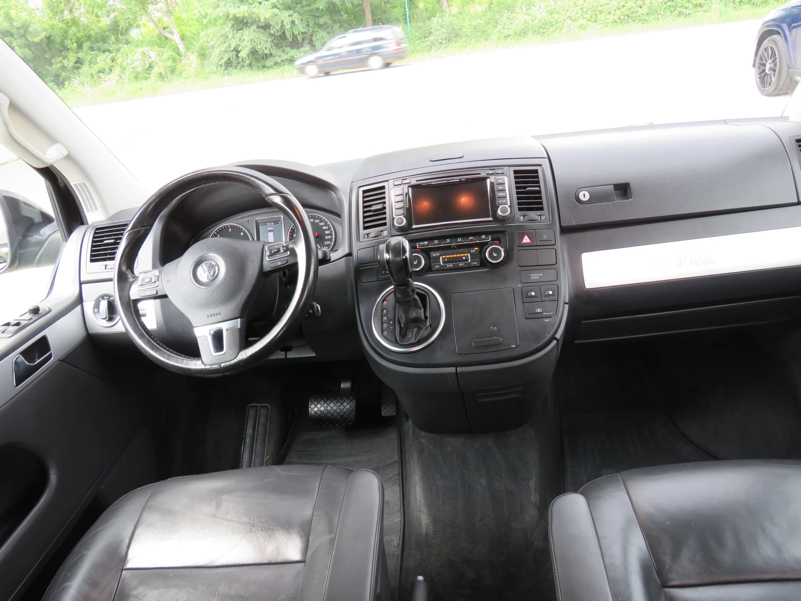 VW Multivan * 2.0TDI DSG 4X4 HIGHLINE LED 7-МЕСТЕН* , снимка 15 - Автомобили и джипове - 54977463
