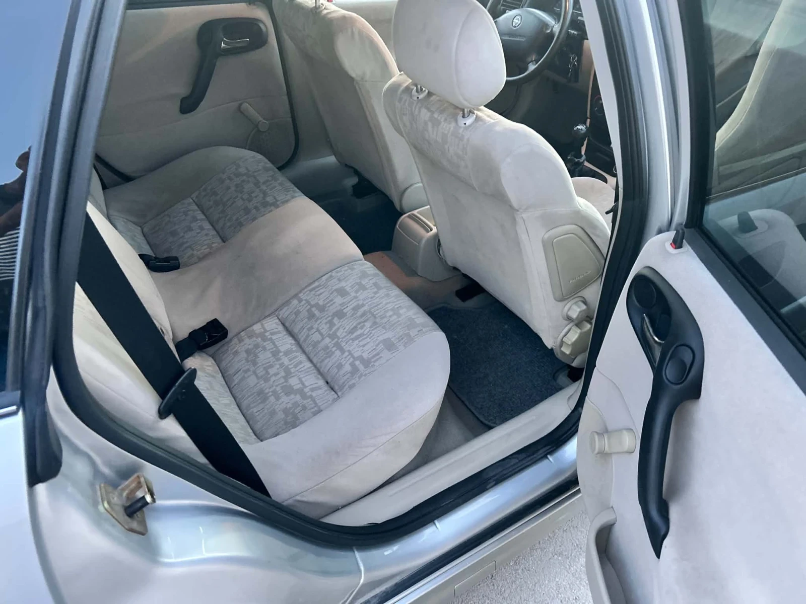 Opel Vectra 1.6 Бензин , снимка 11 - Автомобили и джипове - 56253905