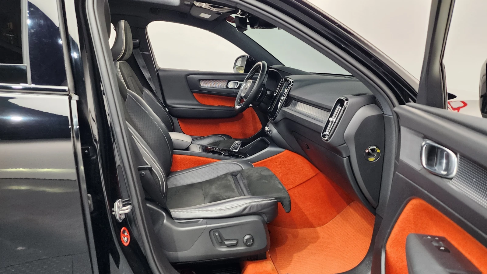 Volvo XC40 2018* R-DESIGN* DISTRONIK* DIGITAL* PANO* КРАЙНА Ц, снимка 14 - Автомобили и джипове - 55043030