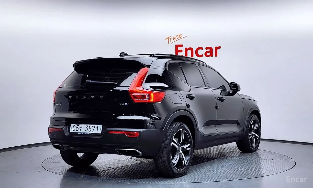 Volvo XC40 2018* R-DESIGN* DISTRONIK* DIGITAL* PANO* КРАЙНА Ц, снимка 4 - Автомобили и джипове - 55043030