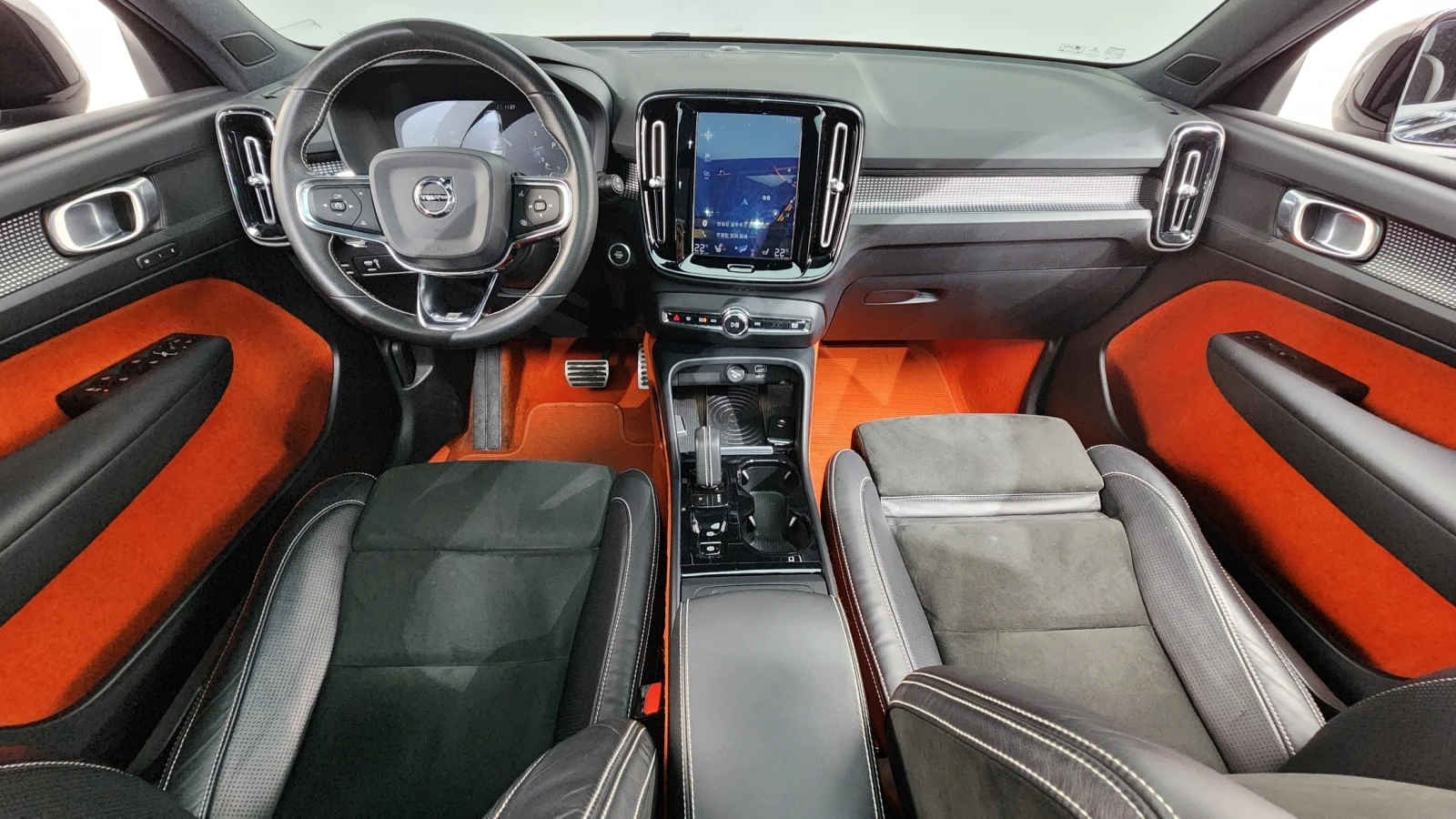 Volvo XC40 2018* R-DESIGN* DISTRONIK* DIGITAL* PANO* КРАЙНА Ц, снимка 6 - Автомобили и джипове - 55043030
