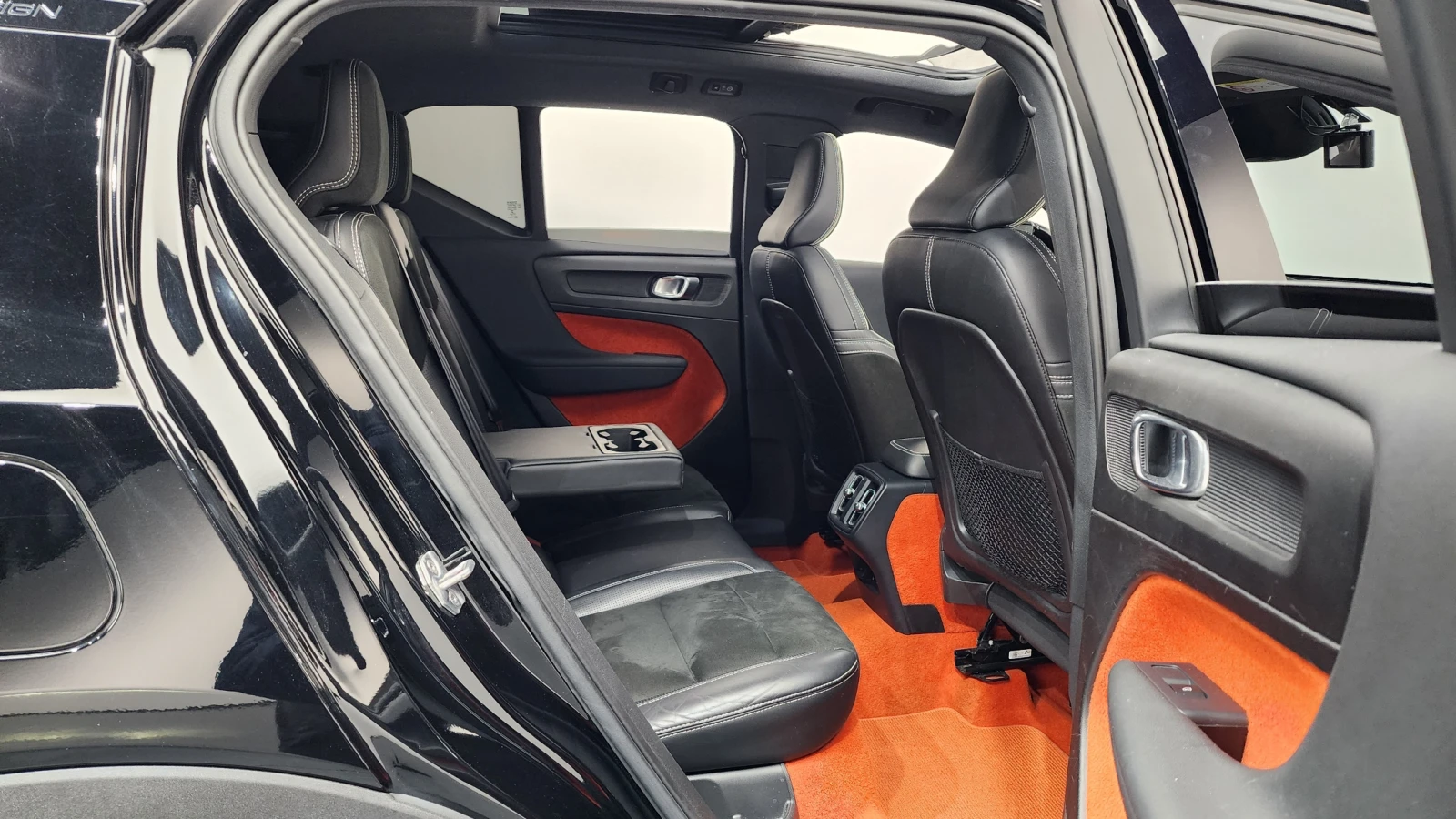 Volvo XC40 2018* R-DESIGN* DISTRONIK* DIGITAL* PANO* КРАЙНА Ц, снимка 15 - Автомобили и джипове - 55043030
