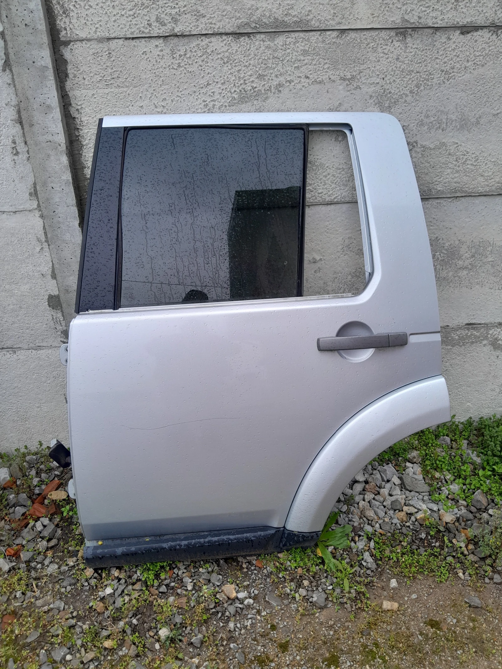 Продавам задна лява врата за Ланд Ровер Дискавъри 3 2007г. Не оборудвана. 