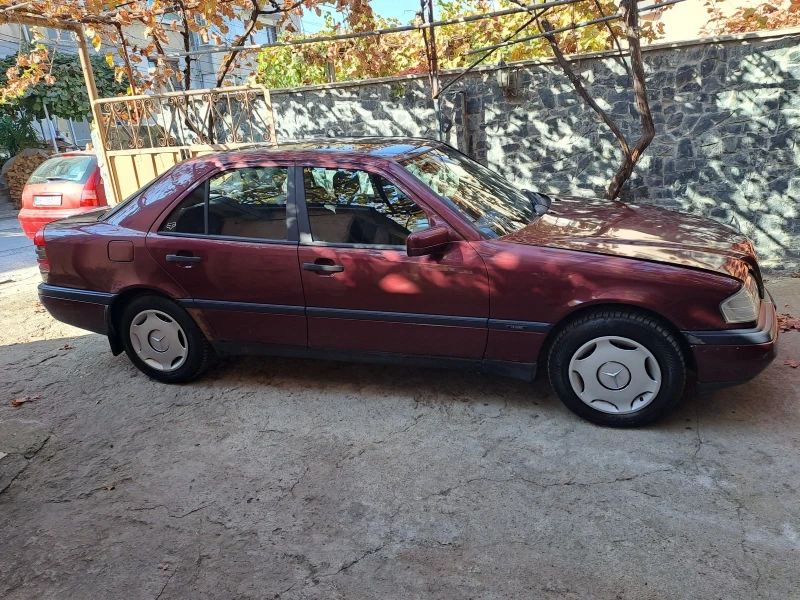 Mercedes-Benz C 180, снимка 2 - Автомобили и джипове - 47856612