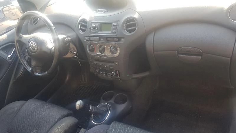 Toyota Yaris 1.5 VVTI, снимка 14 - Автомобили и джипове - 40839087