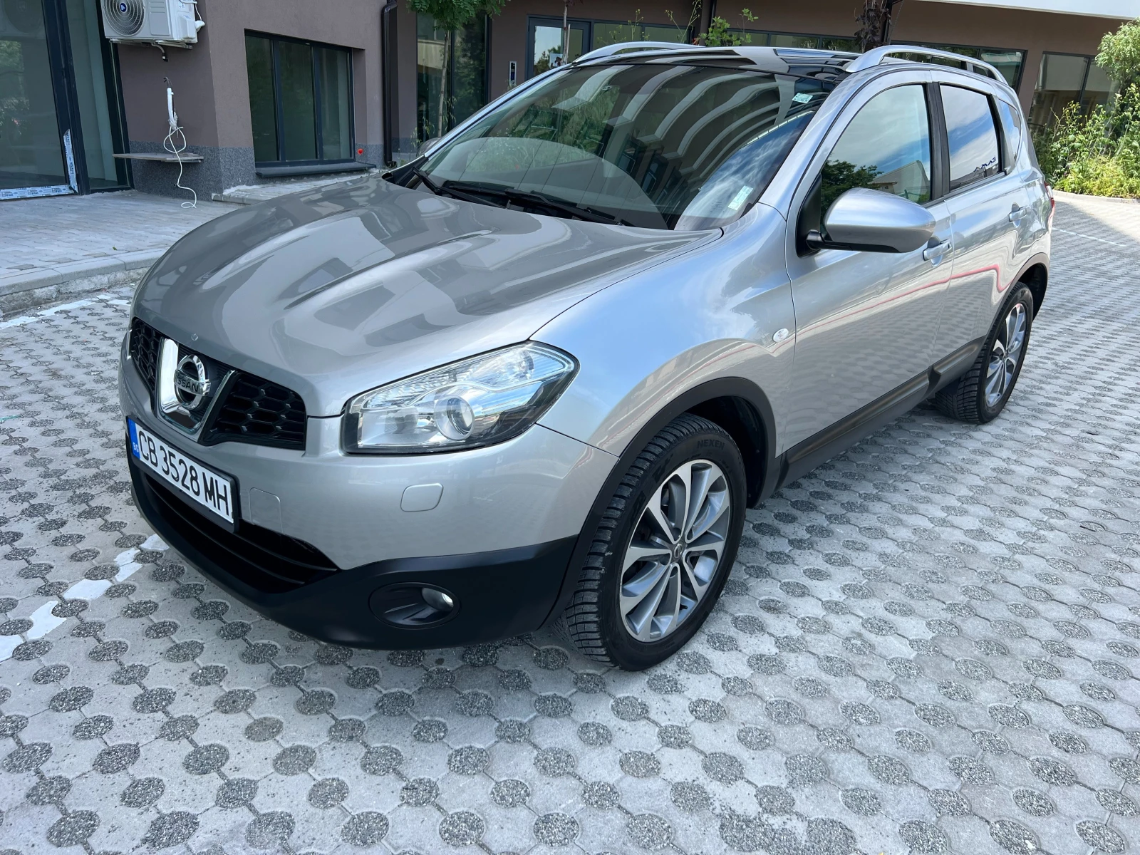 Nissan Qashqai 2.0DCI BOSE KEYLESS GO ПАНОРАМА, снимка 2 - Автомобили и джипове - 54944412
