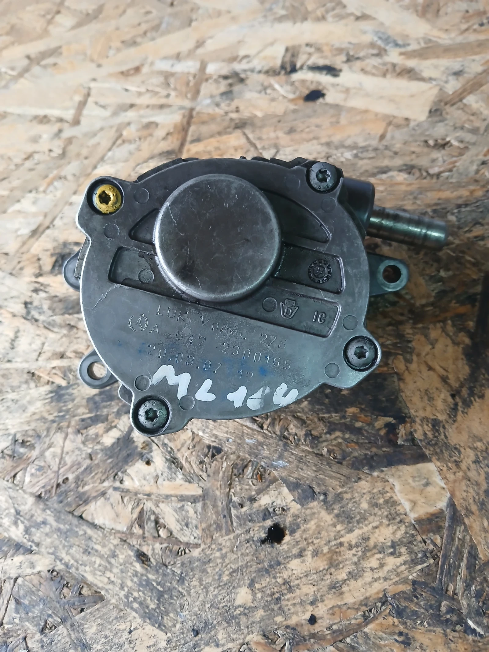 А 642 2300165 вакум помпа Mercedes ML 164