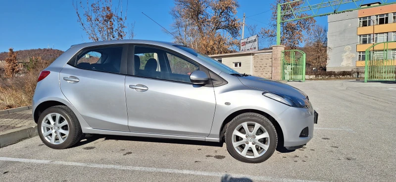 Mazda 2 1.4 86кс Бензин, снимка 3 - Автомобили и джипове - 48335325