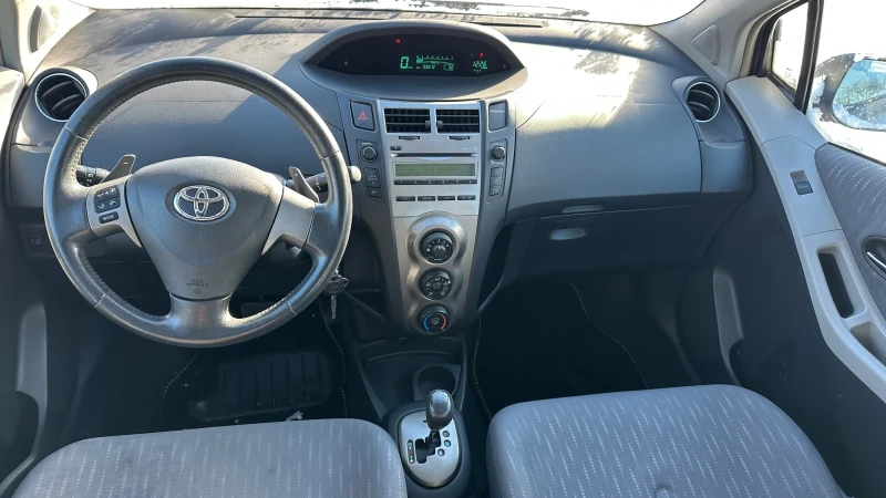 Toyota Yaris 1.3 бензин, снимка 8 - Автомобили и джипове - 48551629