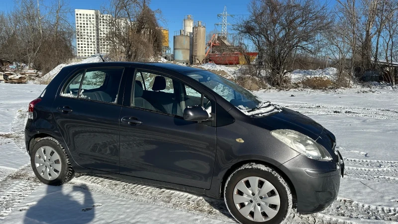 Toyota Yaris 1.3 бензин, снимка 9 - Автомобили и джипове - 48551629