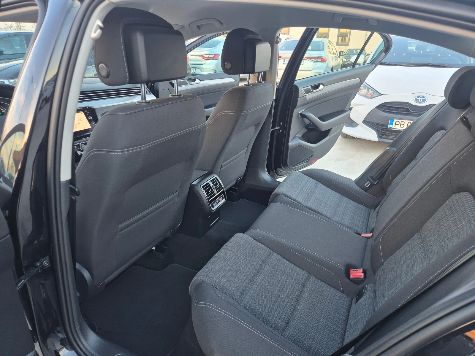 VW Passat НОВ-2.0-А/Т-150кс, снимка 12 - Автомобили и джипове - 54114588