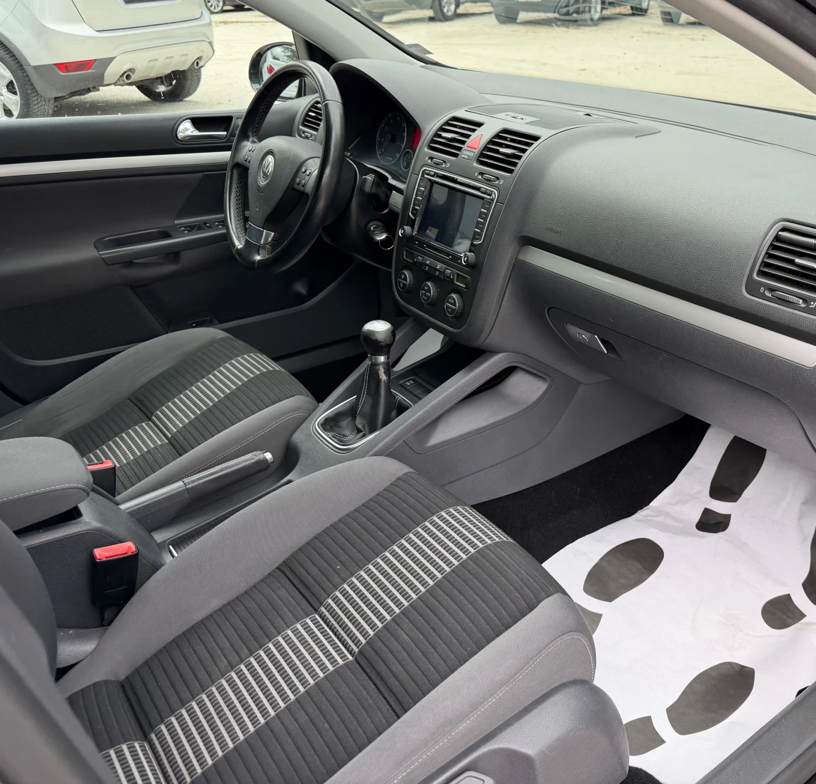 VW Golf V/1.6i/102ps, снимка 13 - Автомобили и джипове - 56271892
