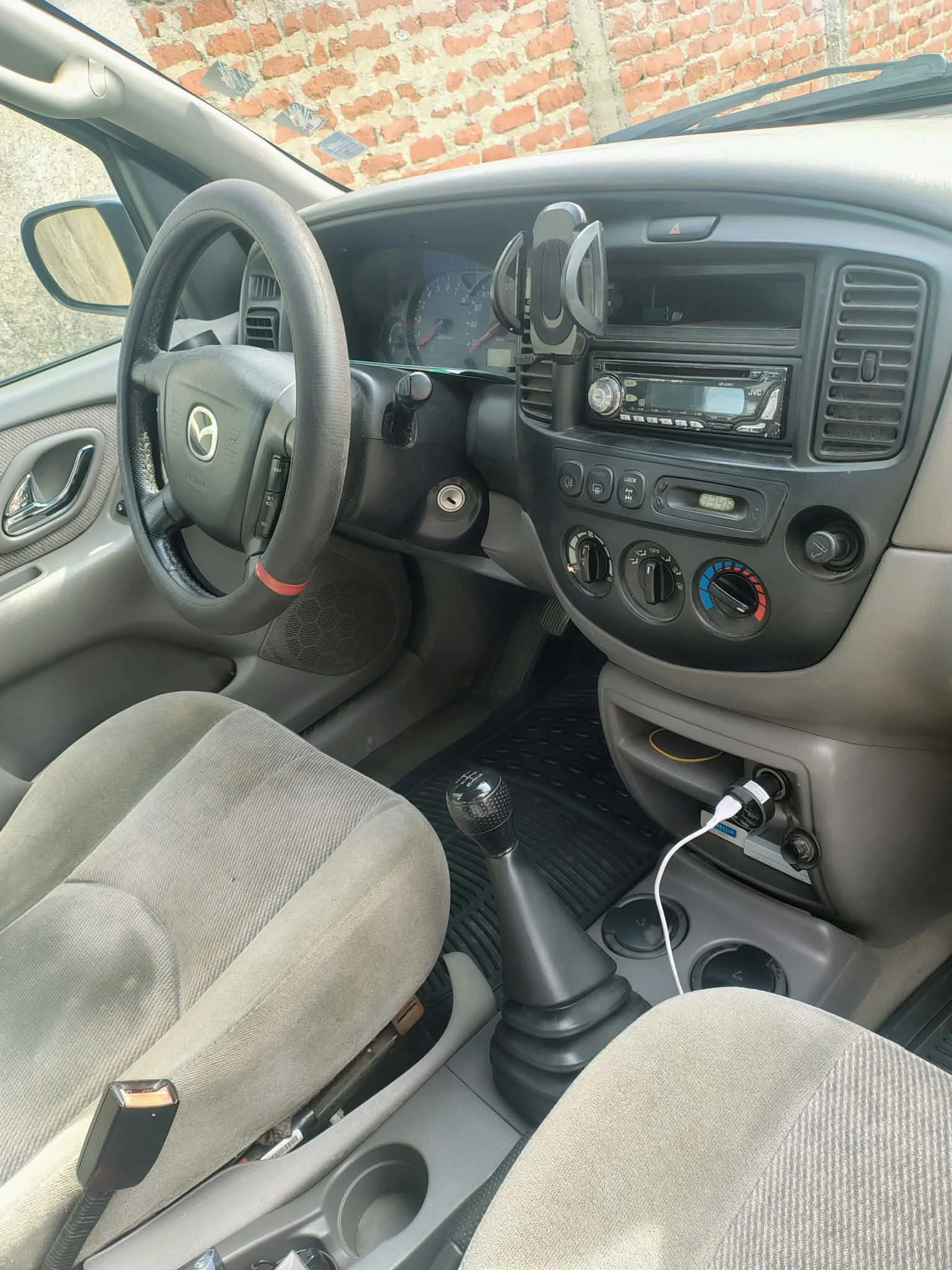 Mazda Tribute, снимка 5 - Автомобили и джипове - 56524168