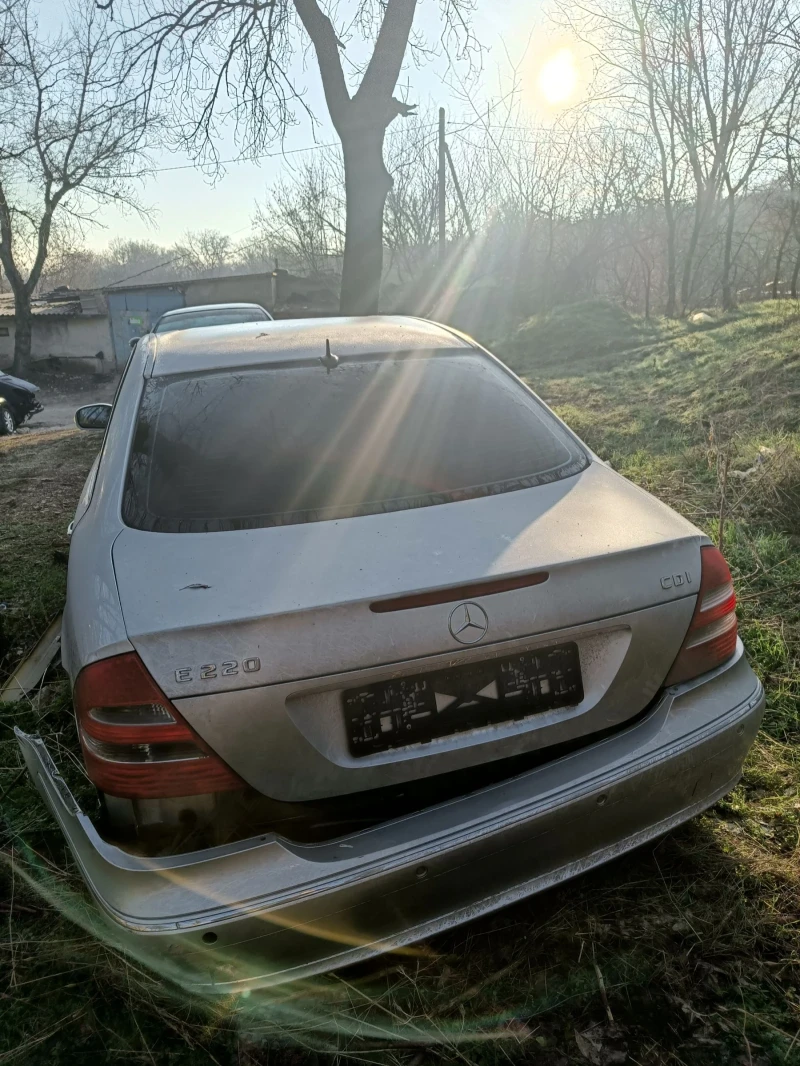 Mercedes-Benz E 220, снимка 4 - Автомобили и джипове - 48595058