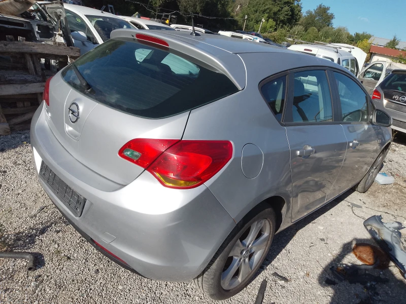 Opel Astra 1.4i A14XER, снимка 3 - Автомобили и джипове - 51770855