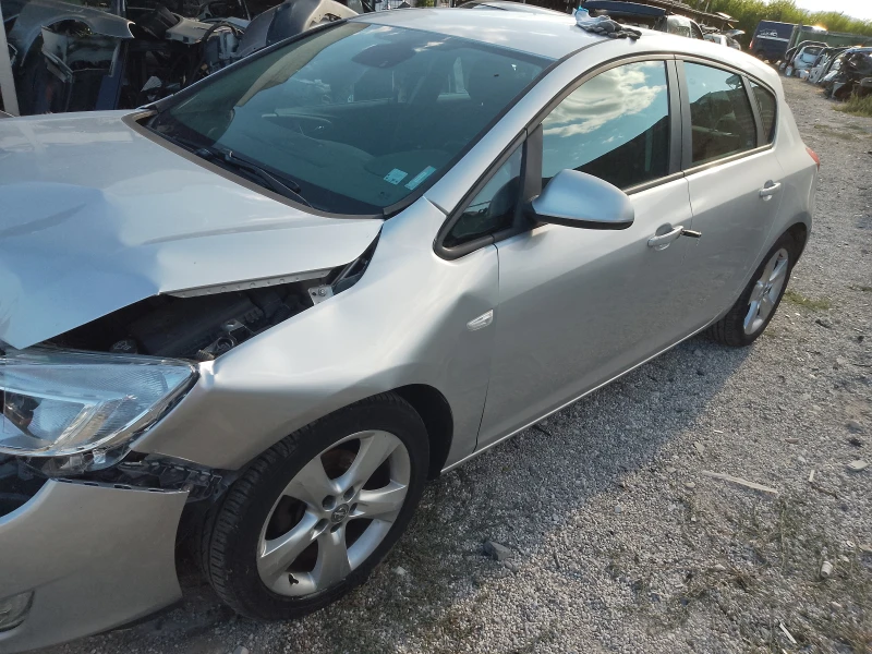 Opel Astra 1.4i A14XER, снимка 6 - Автомобили и джипове - 51770855