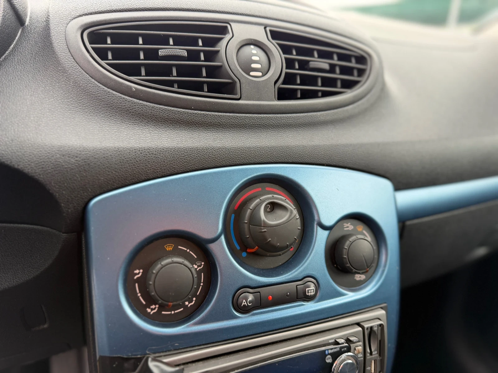 Renault Clio 1.2Benzin/144000km, снимка 14 - Автомобили и джипове - 54366247