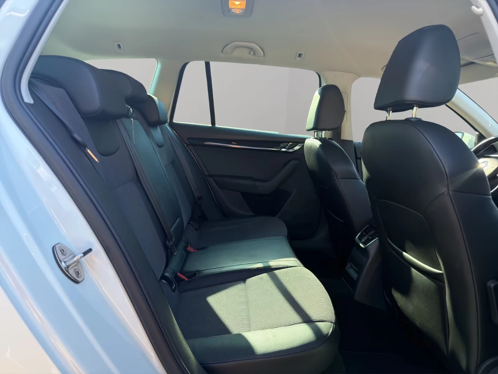 Skoda Octavia 🔥COMBI/STYLE/2.0TDI/DSG/150hp| ACC| Standh, снимка 13 - Автомобили и джипове - 54869815