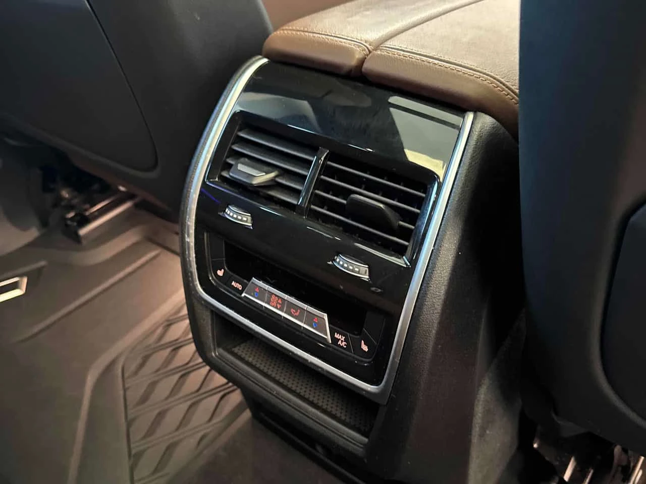 BMW X5 * M50i * ЛАЗЕРИ * ПАНО * ПОДГРЕВИ  * CARFAX, снимка 12 - Автомобили и джипове - 54512790