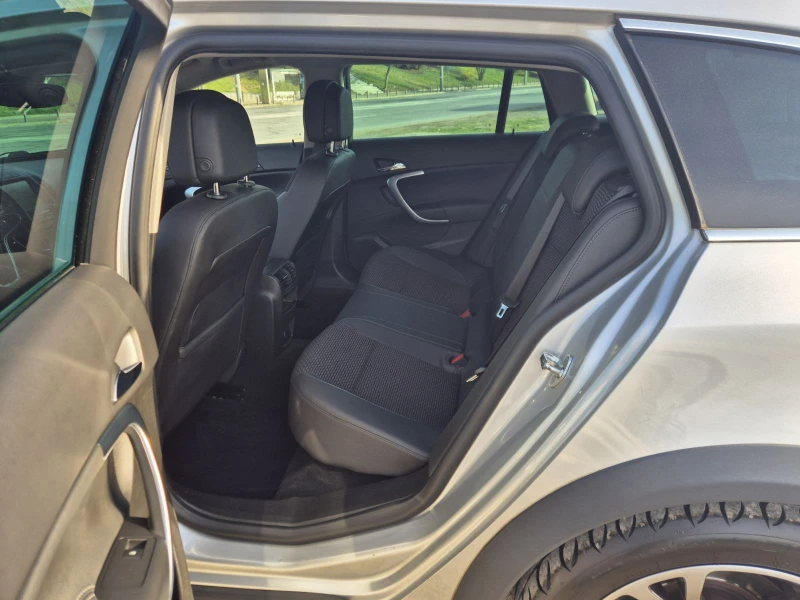 Opel Insignia 2.0d Sport Tourer, снимка 12 - Автомобили и джипове - 49613460