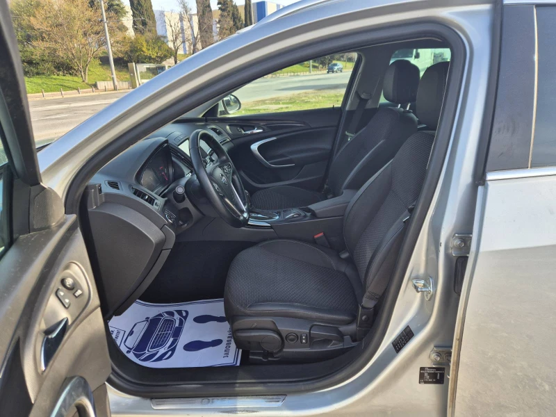 Opel Insignia 2.0d Sport Tourer, снимка 13 - Автомобили и джипове - 49613460