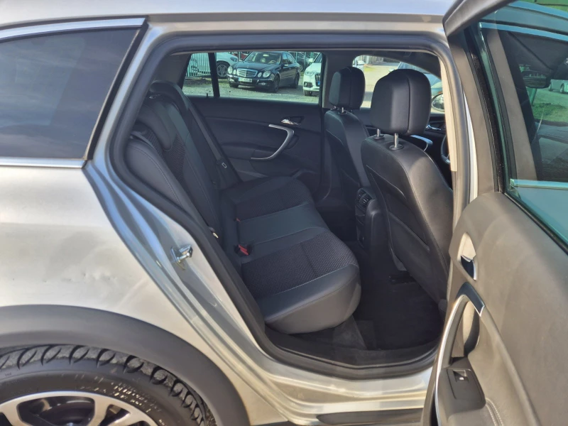 Opel Insignia 2.0d Sport Tourer, снимка 10 - Автомобили и джипове - 49613460