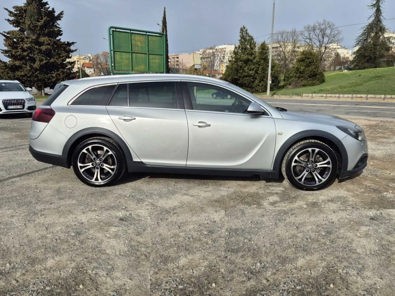 Opel Insignia 2.0d Sport Tourer, снимка 6 - Автомобили и джипове - 49613460