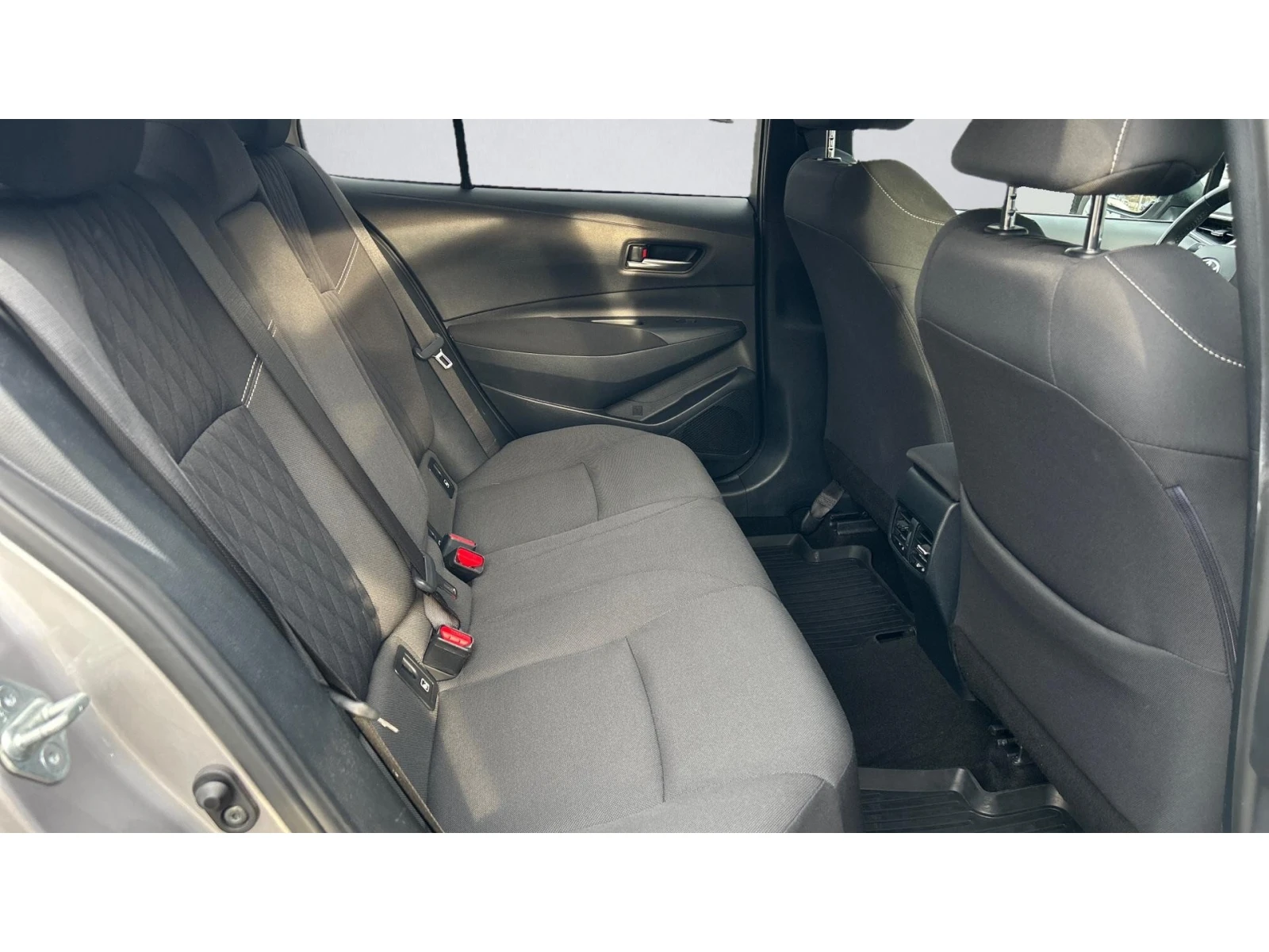 Toyota Corolla 1. 5i Executive, Месечна вноска от 340 лв. - изображение 7