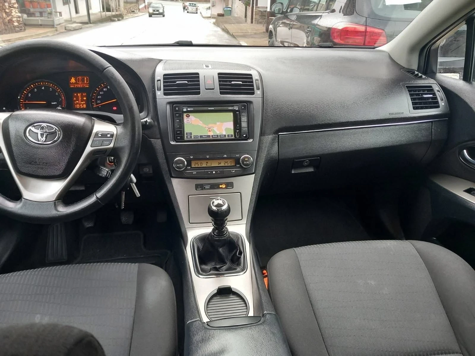 Toyota Avensis 1.8, снимка 5 - Автомобили и джипове - 53954396