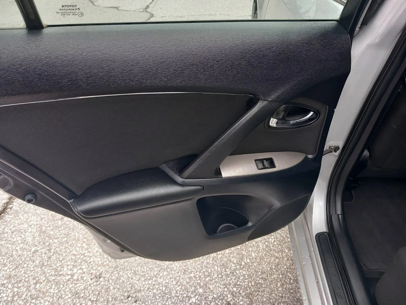 Toyota Avensis 1.8, снимка 10 - Автомобили и джипове - 53954396