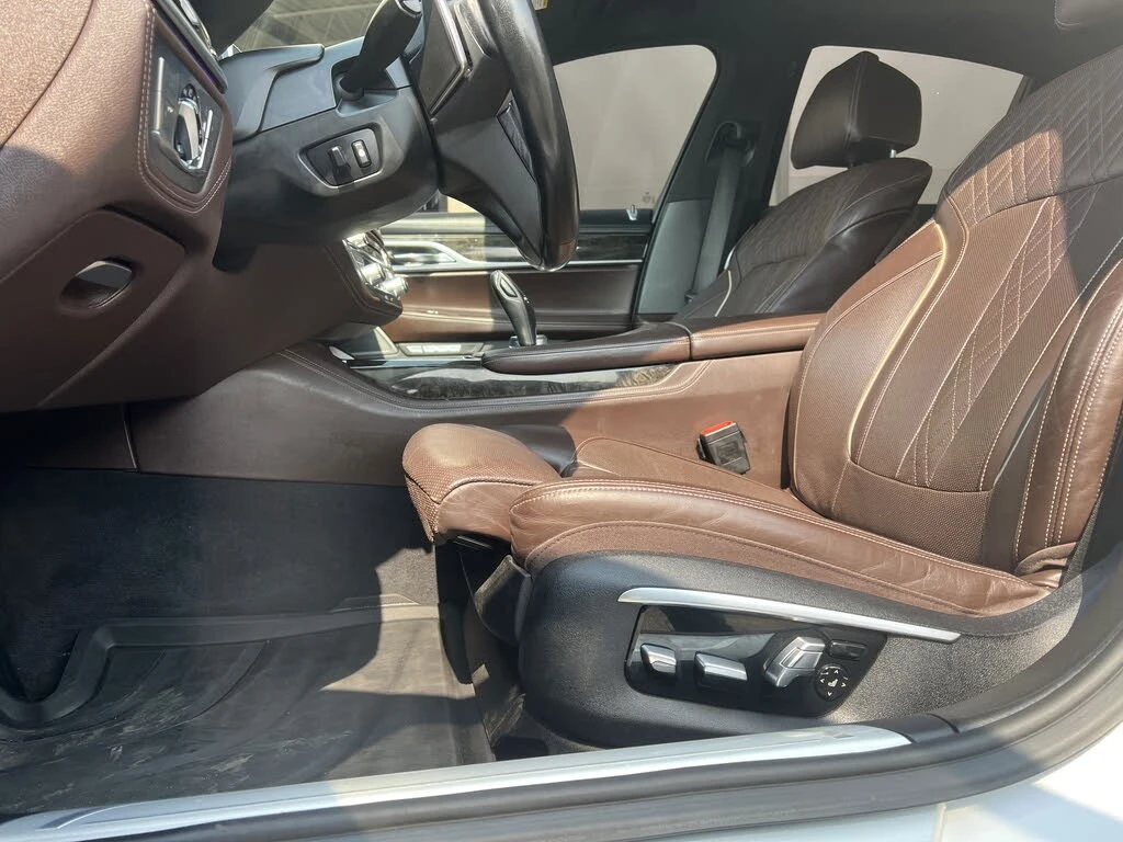BMW 750 MPACK* ПАМЕТ* 360 КАМЕРА* ОБДУХВАНЕ, снимка 10 - Автомобили и джипове - 54509752