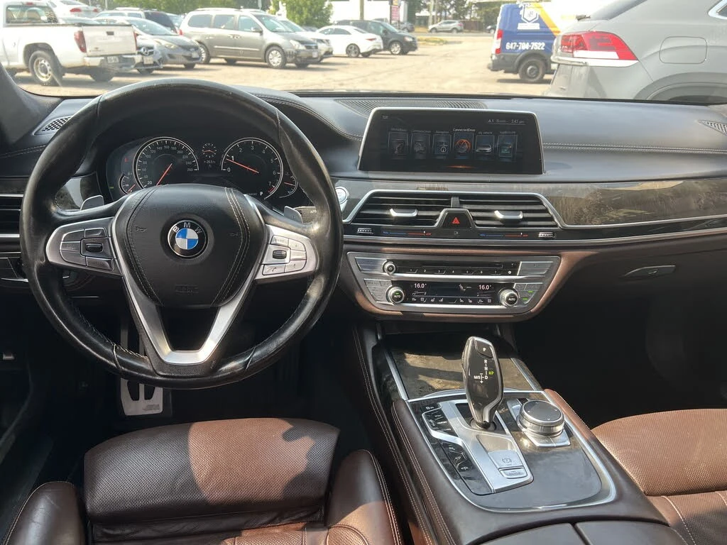 BMW 750 MPACK* ПАМЕТ* 360 КАМЕРА* ОБДУХВАНЕ, снимка 8 - Автомобили и джипове - 54509752