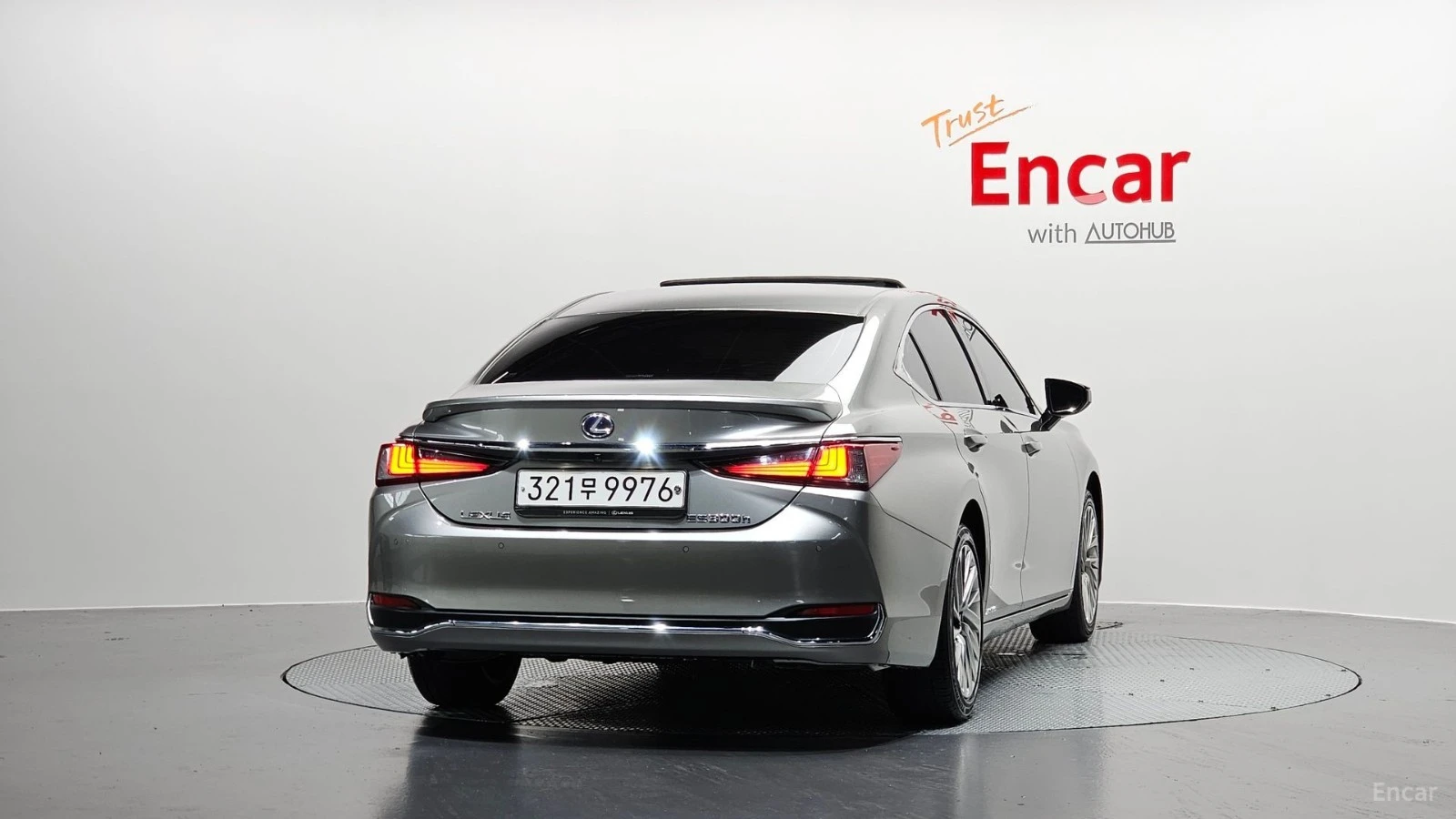 Lexus ES * ПАНО* LED* KEYLESS* Camera* ПОДГРЕВ* , снимка 4 - Автомобили и джипове - 55576094