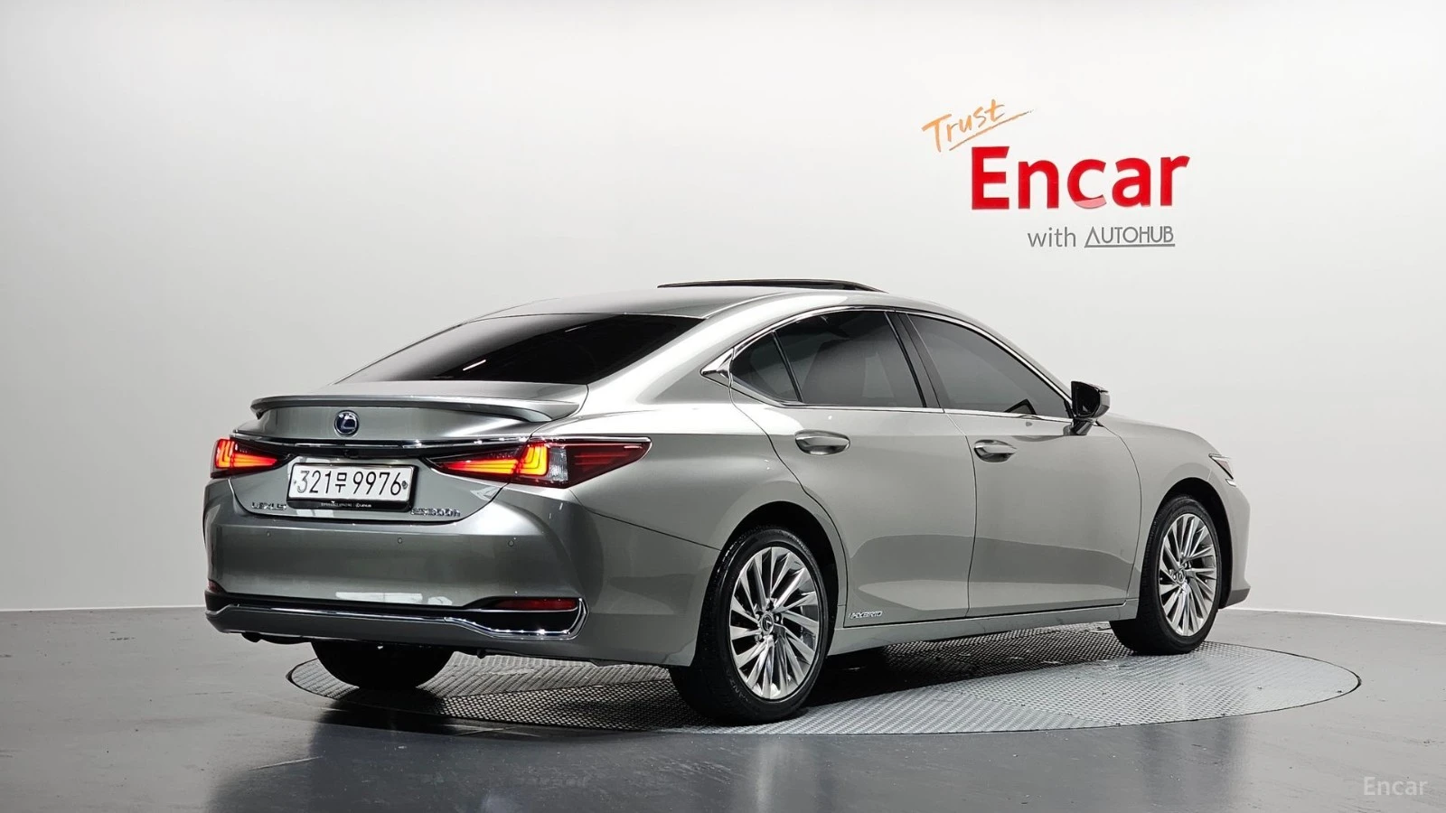 Lexus ES * ПАНО* LED* KEYLESS* Camera* ПОДГРЕВ* , снимка 2 - Автомобили и джипове - 55576094