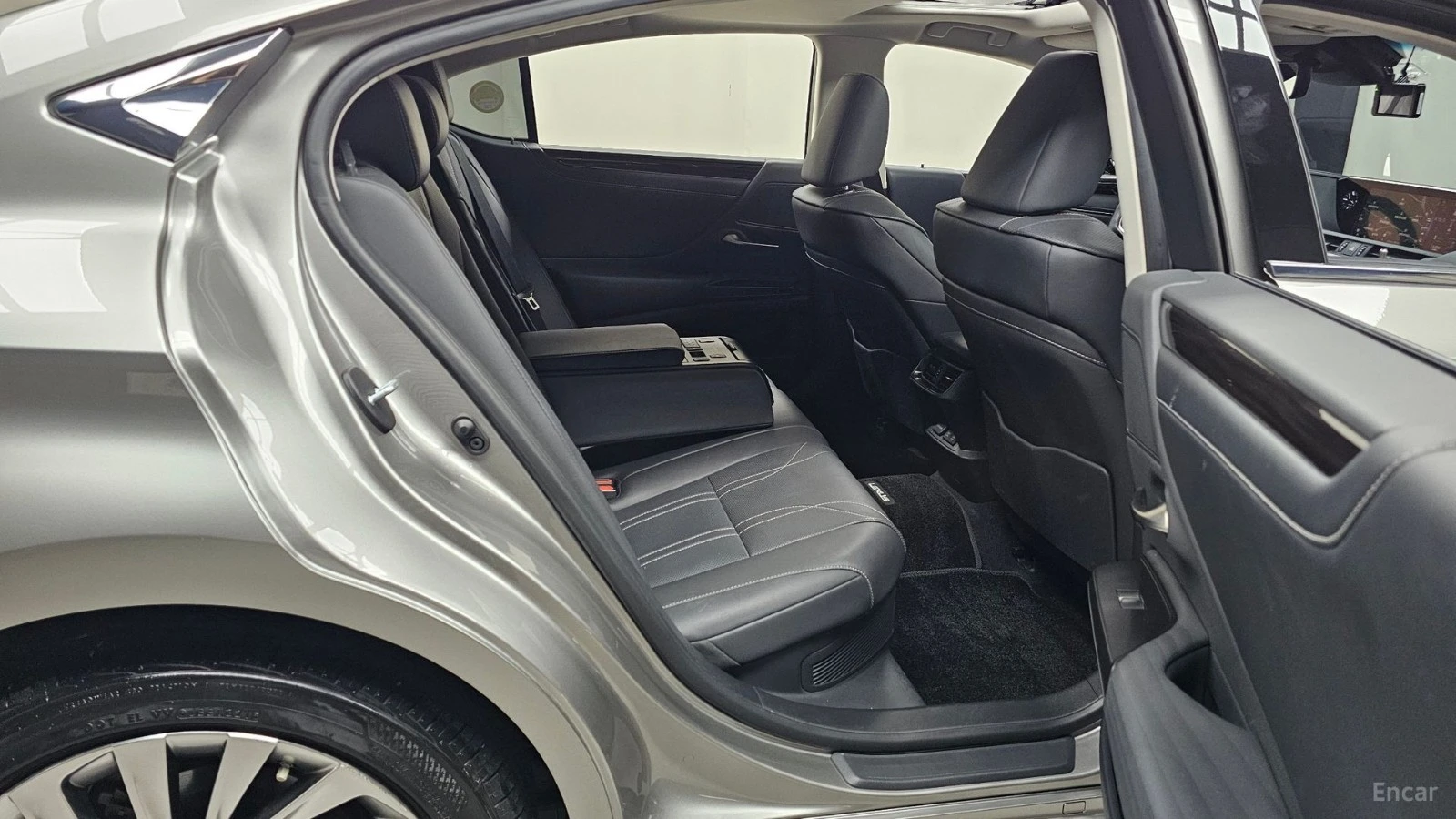 Lexus ES * ПАНО* LED* KEYLESS* Camera* ПОДГРЕВ* , снимка 10 - Автомобили и джипове - 55576094