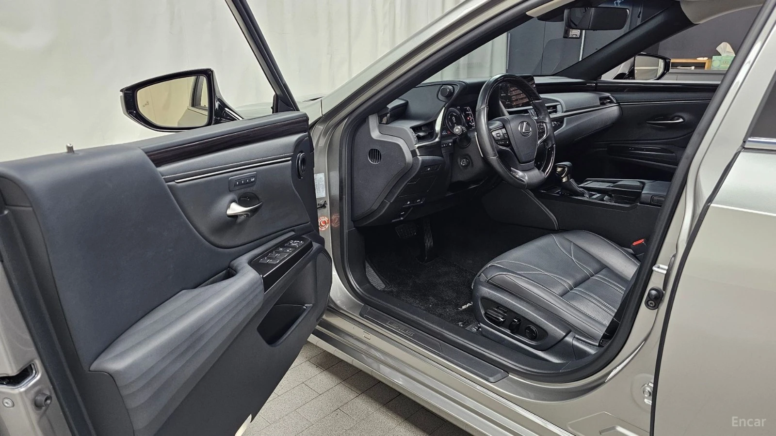 Lexus ES * ПАНО* LED* KEYLESS* Camera* ПОДГРЕВ* , снимка 9 - Автомобили и джипове - 55576094
