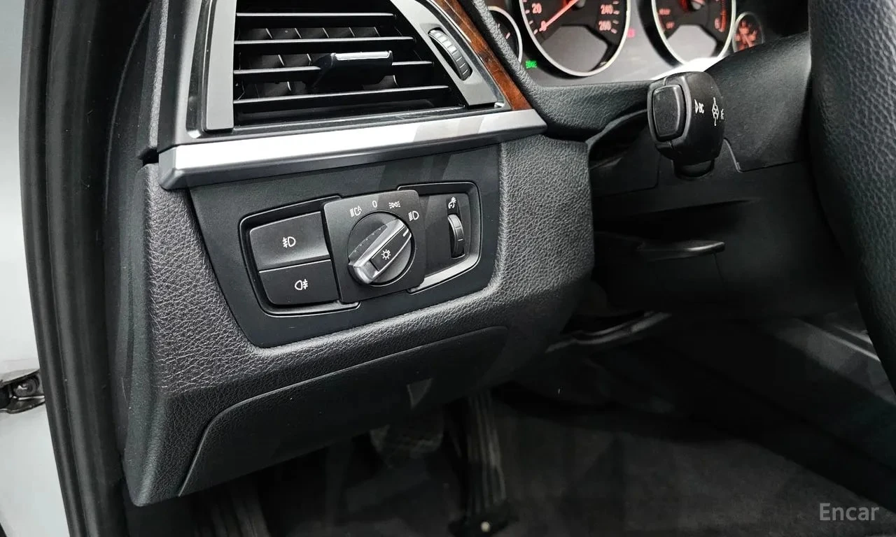 BMW 320 d Sport| PANO| ПАМЕТ| АМБИЕНТ| 2 КЛЮЧА, снимка 16 - Автомобили и джипове - 56105340