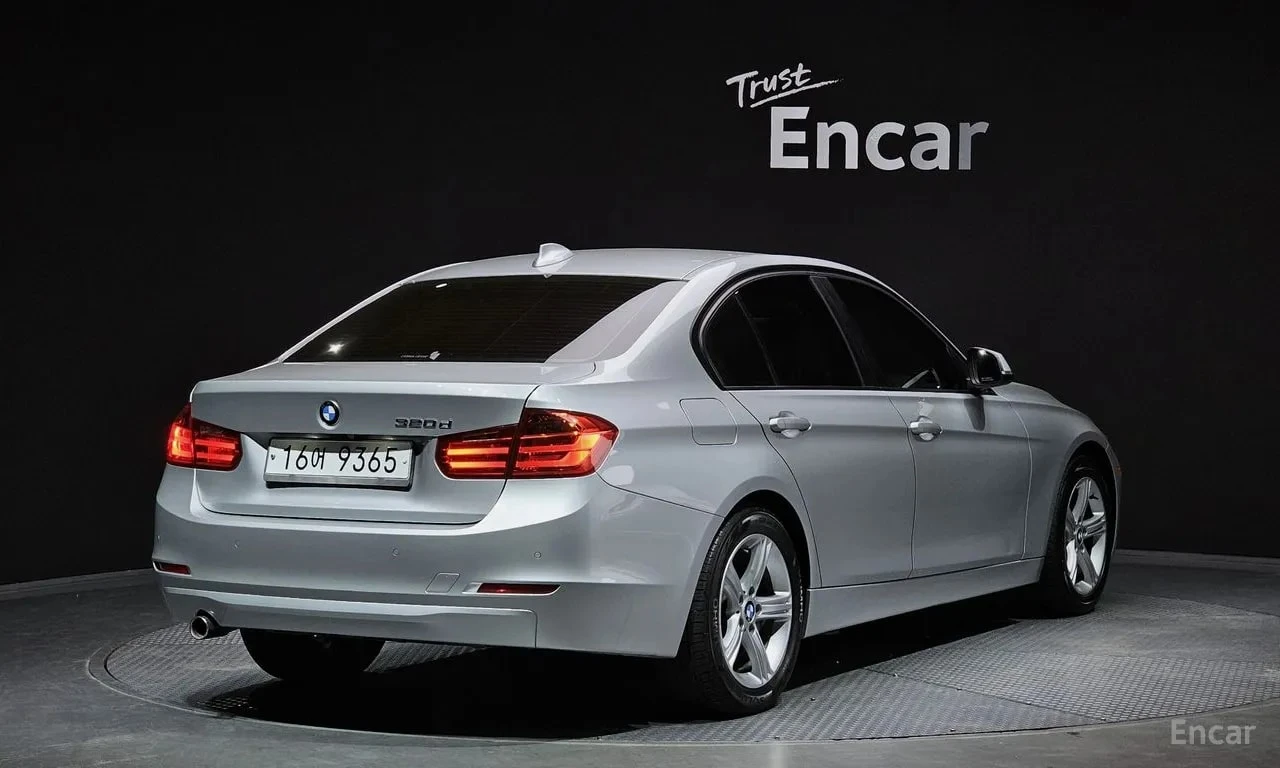 BMW 320 d Sport| PANO| ПАМЕТ| АМБИЕНТ| 2 КЛЮЧА, снимка 2 - Автомобили и джипове - 56105340