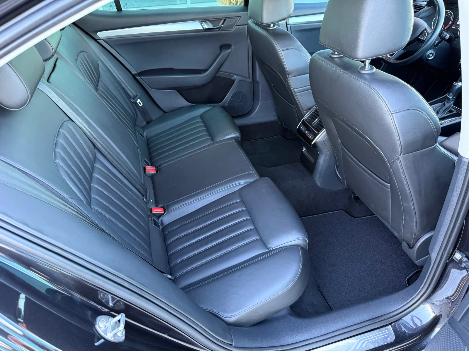 Skoda Superb 2.0 TDI 190кс FULL / KOJA / NAVI / LED/ DISTRONIC , снимка 12 - Автомобили и джипове - 56132303