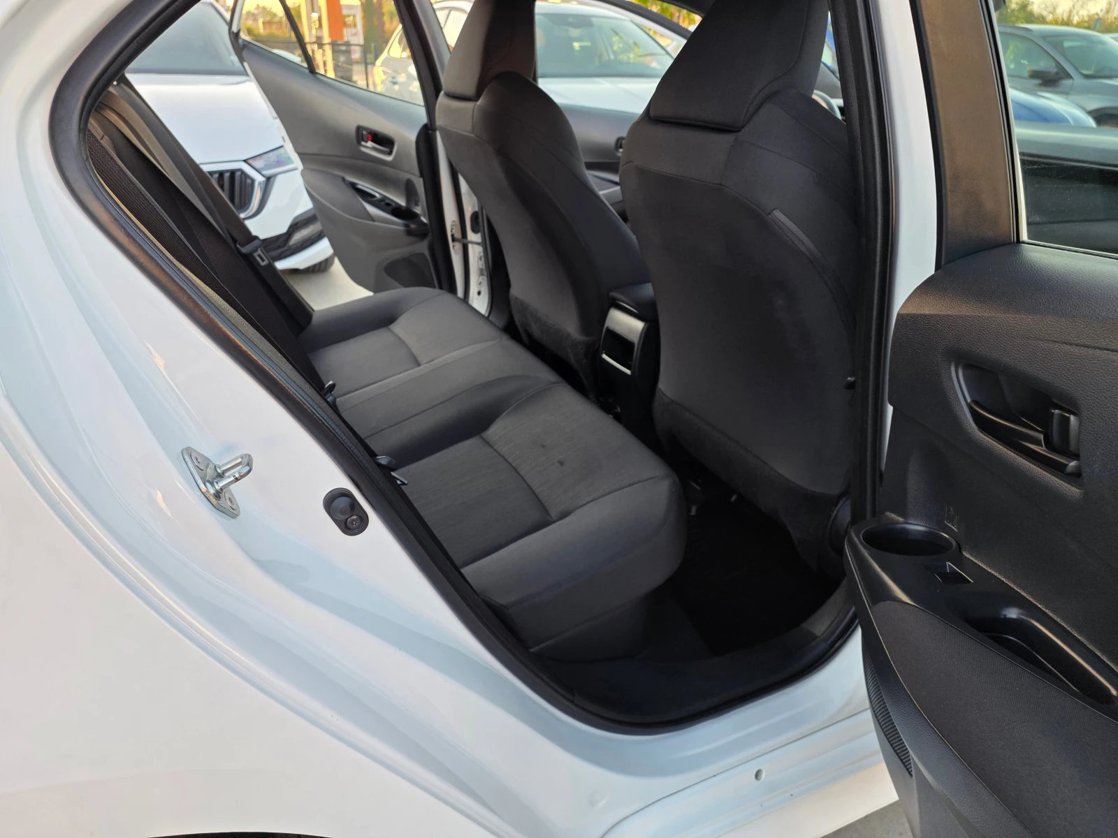 Toyota Corolla 1, 8 HYBRID A/T 122кс, снимка 10 - Автомобили и джипове - 56136878
