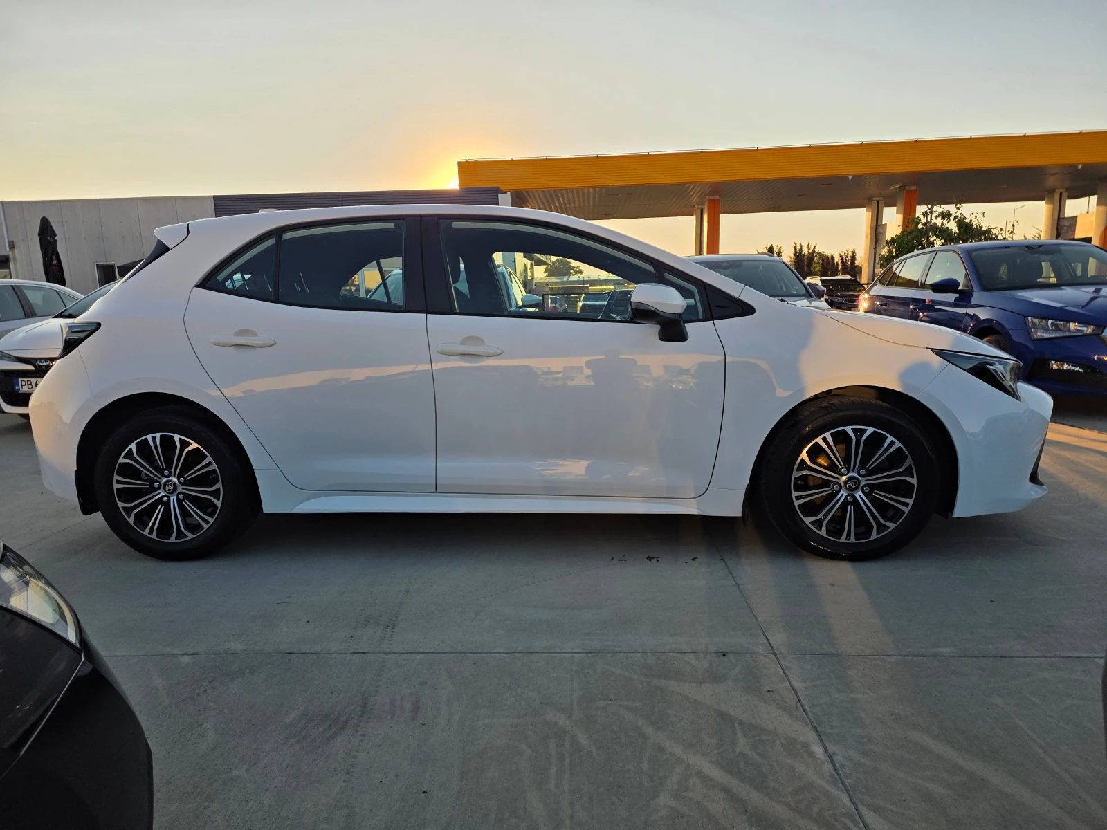 Toyota Corolla 1, 8 HYBRID A/T 122кс, снимка 6 - Автомобили и джипове - 56136878