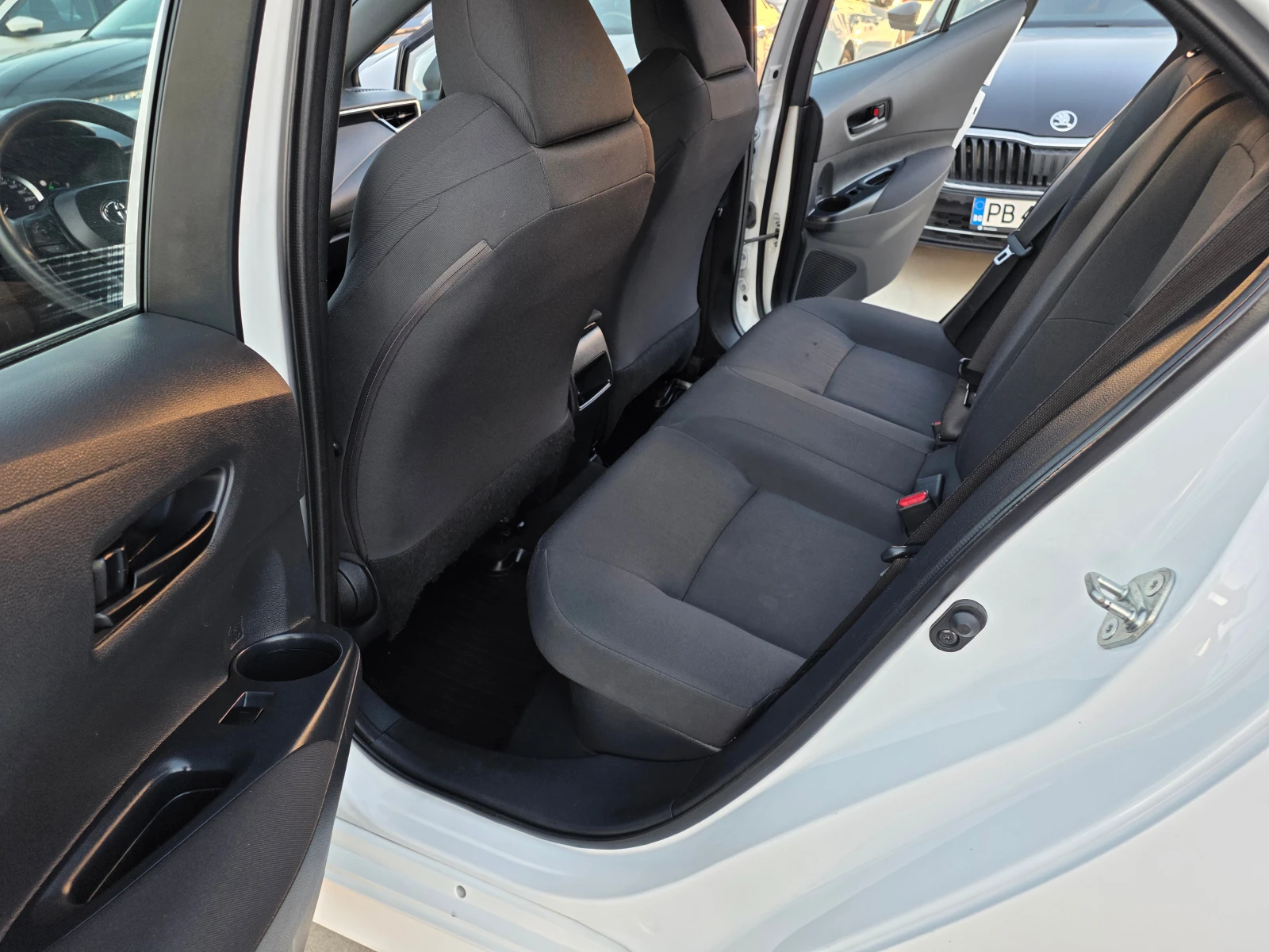 Toyota Corolla 1, 8 HYBRID A/T 122кс, снимка 12 - Автомобили и джипове - 56136878